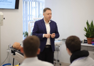Вітаємо керівника Каразінської школи стоматології, д. мед. н., проф. Андрія НІКОНОВА з присвоєнням почесного звання «Заслужений працівник охорони здоров’я України»